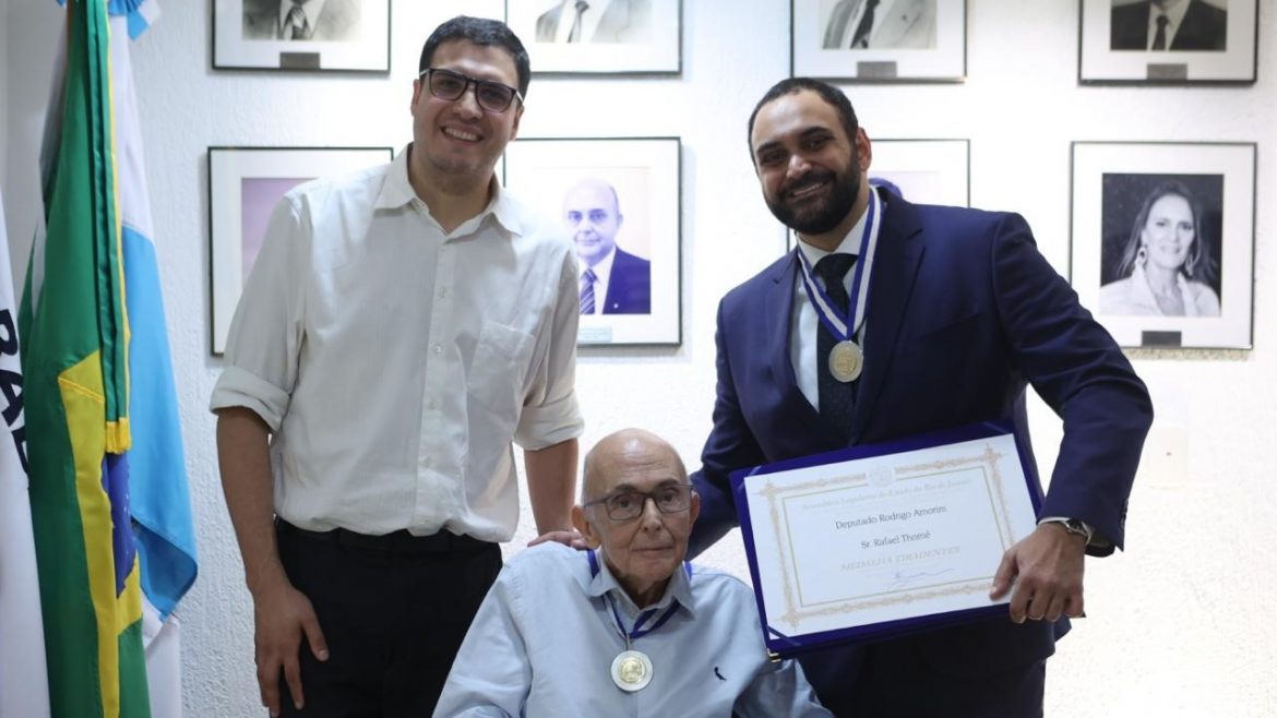 Presidente da ABADI recebe a Medalha Tiradentes