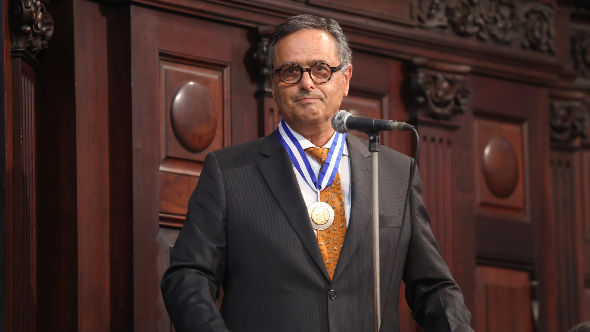 Presidente do Conselho Deliberativo da ABADI, Pedro Carsalade, recebe Medalha Tiradentes